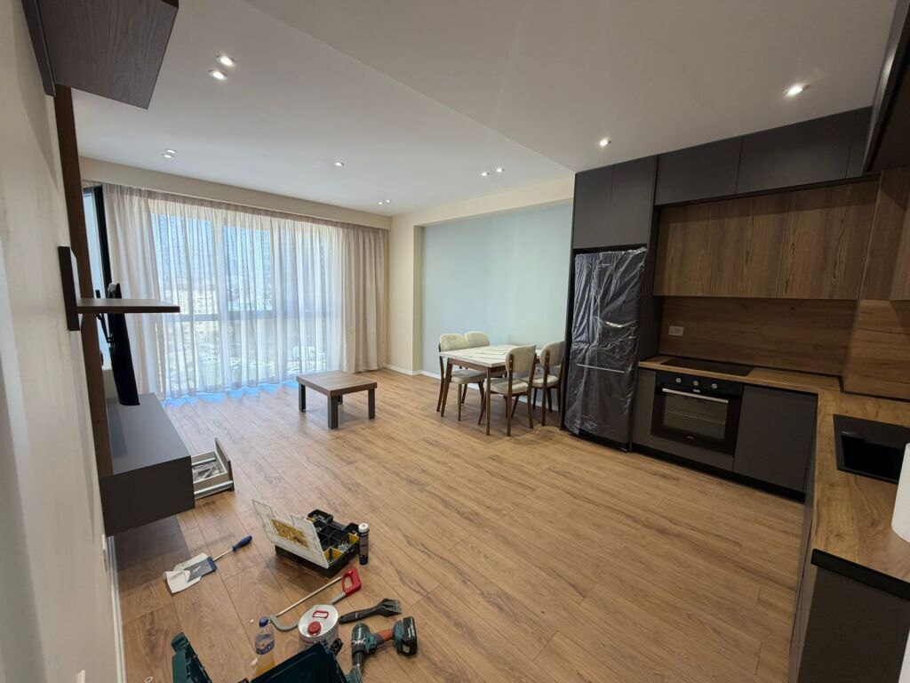 Jepet me qera apartament 1+1 + 🅿️📍 Astir, Kompleksi Urban Gate  ✔️ Kati 5✔️  Pallat me ashensor✔️  I mobiluar✔️  Ambient i bollshëm dhe i organizuar mirë✔️  Përfshihet vend parkimi  💰 Çmimi:  53.000  leke    📞 Për më shumë informacion ose vizitë, kontaktoni