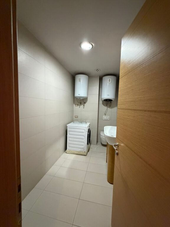 Locale commerciale in affitto 🌿 Via Federik Xhaijko    Locale adatto per centro estetico, clinica dentale o centro massaggi.  📍 Superficie: 115 m² 🏢 Organizzazione: 5 stanze 🚿 Servizi:  • 2 stanze con sauna e docce  • 2 bagni  • Sistema di riscaldamento e audio centrale  ✔️ Il locale è completamente arredato e pronto per l'uso. Primo piano   💰 Prezzo: 1200 €/mese (trattabile)