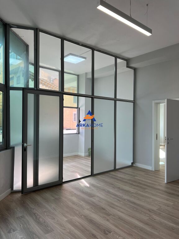 LOCALE IN AFFITTO 123M2 "COMUNE DI PARIGI" 1600 EURO