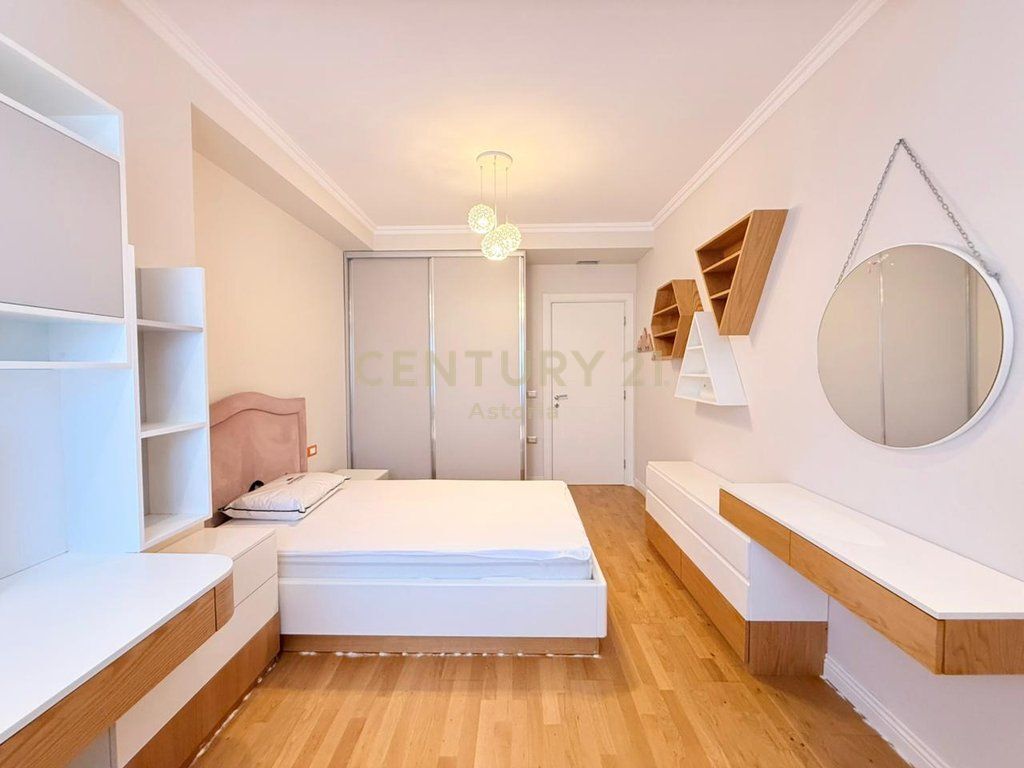 Apartament modern 3+1+2 me 2 poste parkimi në zonën e Komunës së Parisit
