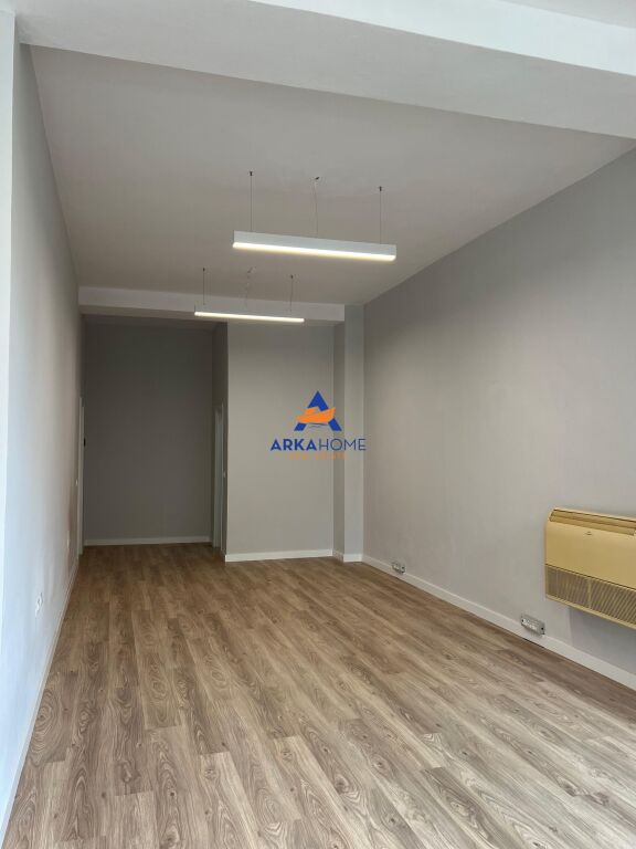 LOCALE IN AFFITTO 123M2 "COMUNE DI PARIGI" 1600 EURO
