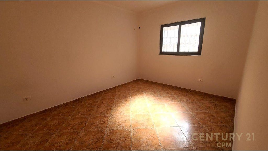 3-storey building with yard for rent – near Police Station No. 1