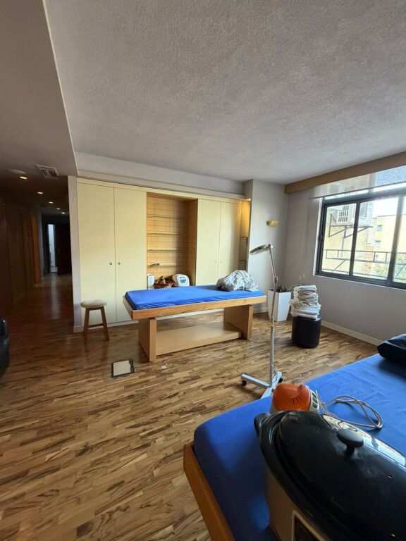 Locale commerciale in affitto 🌿 Via Federik Xhaijko    Locale adatto per centro estetico, clinica dentale o centro massaggi.  📍 Superficie: 115 m² 🏢 Organizzazione: 5 stanze 🚿 Servizi:  • 2 stanze con sauna e docce  • 2 bagni  • Sistema di riscaldamento e audio centrale  ✔️ Il locale è completamente arredato e pronto per l'uso. Primo piano   💰 Prezzo: 1200 €/mese (trattabile)