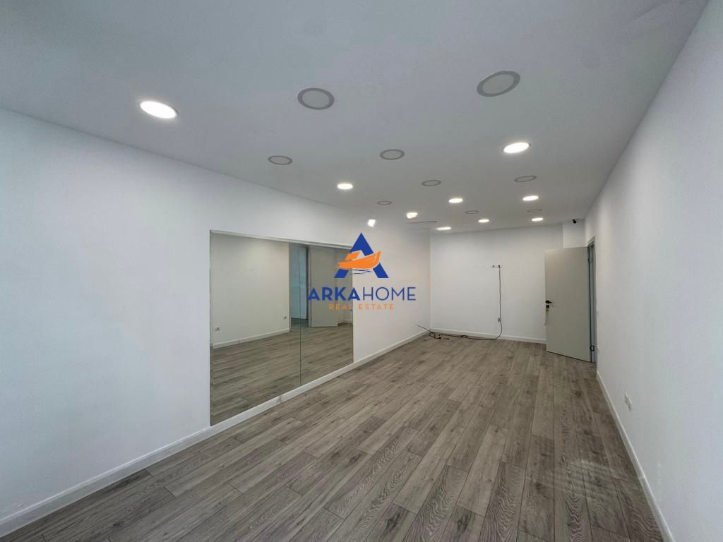 LOCALE UFFICIO IN AFFITTO 270M2 "KIKA 2, KOMUNA E PARISIT" 4000 EURO LORDI