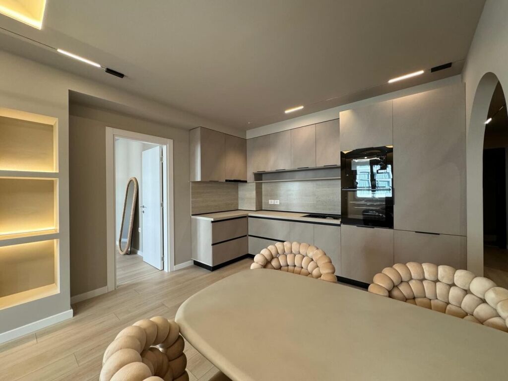 Komuna Parisit, tek lulishtja , japin me qira Super Apartament 2+1+2