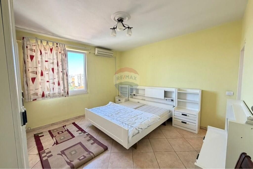 Apartament për shitje 2+1+2  pranë Pazarit të Ri   