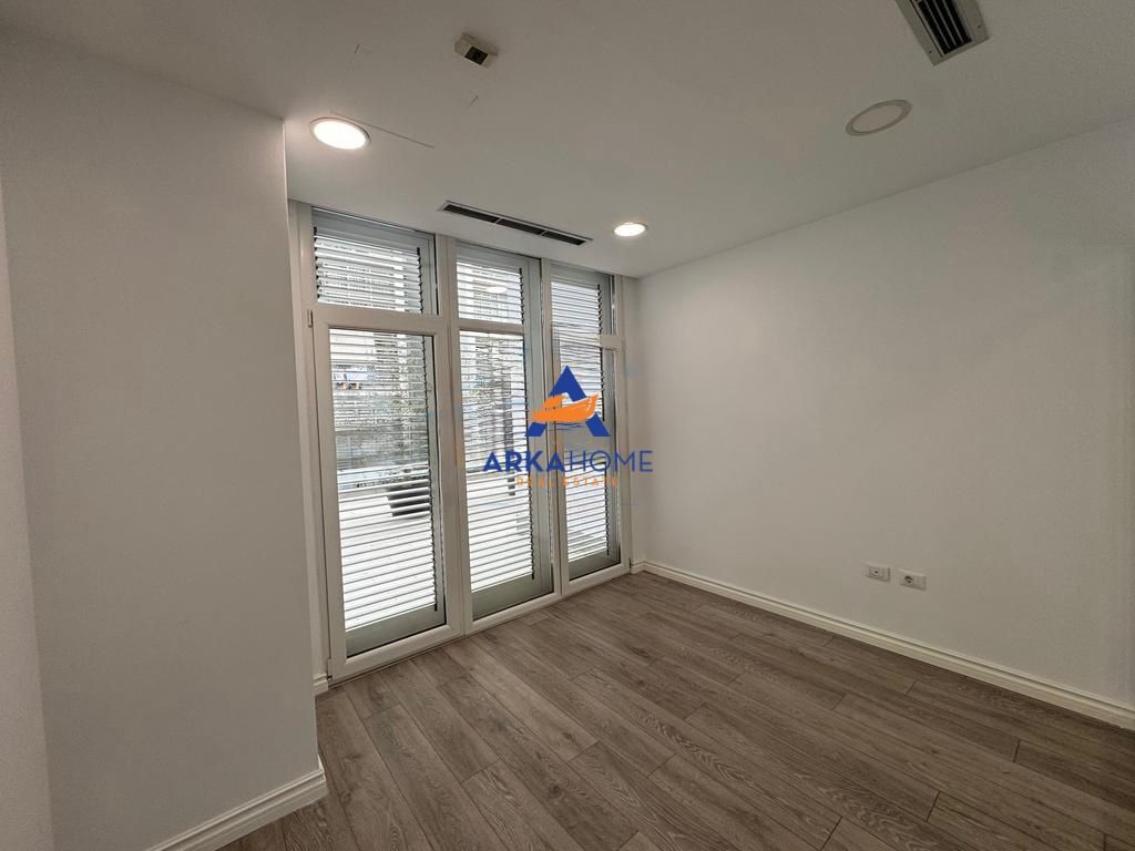 LOCALE UFFICIO IN AFFITTO 270M2 "KIKA 2, KOMUNA E PARISIT" 4000 EURO LORDI