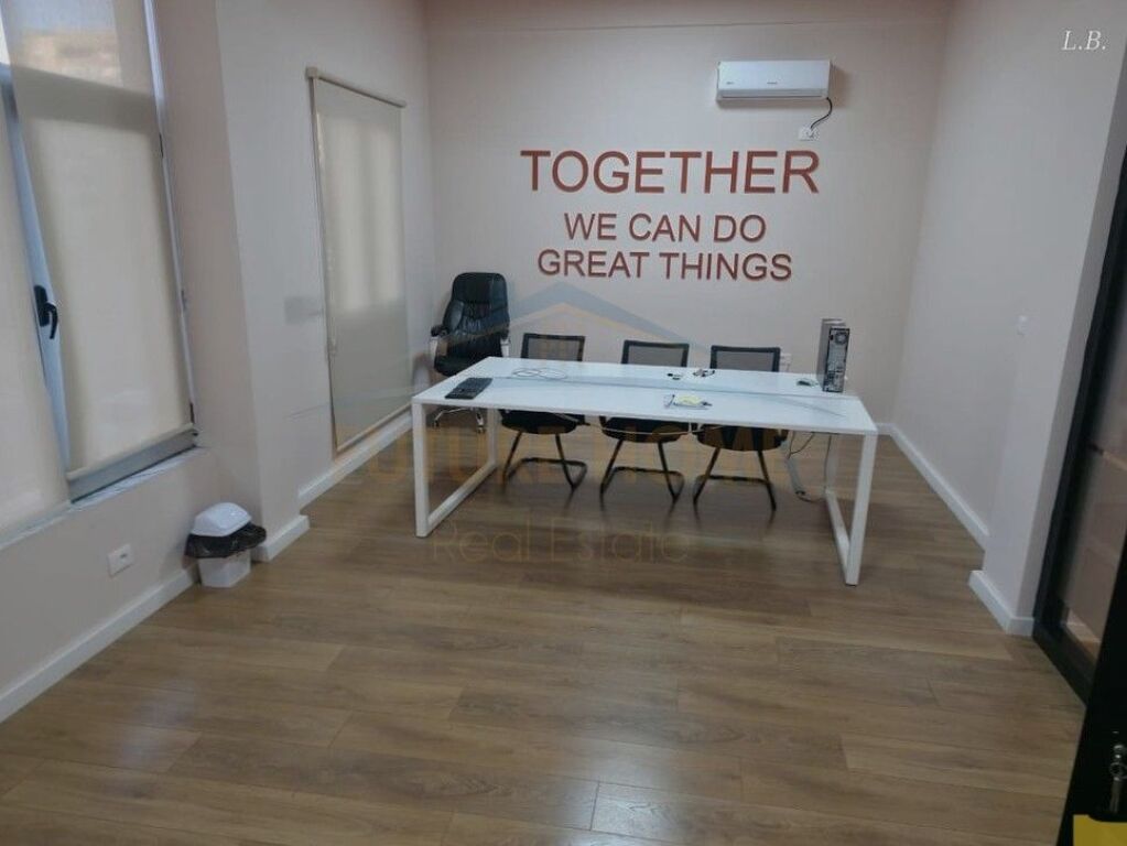 Jepet me Qira Zyrë 200 m² ne Rrugen Shkëlqim Fusha, Komuna e Parisit, Tiranë