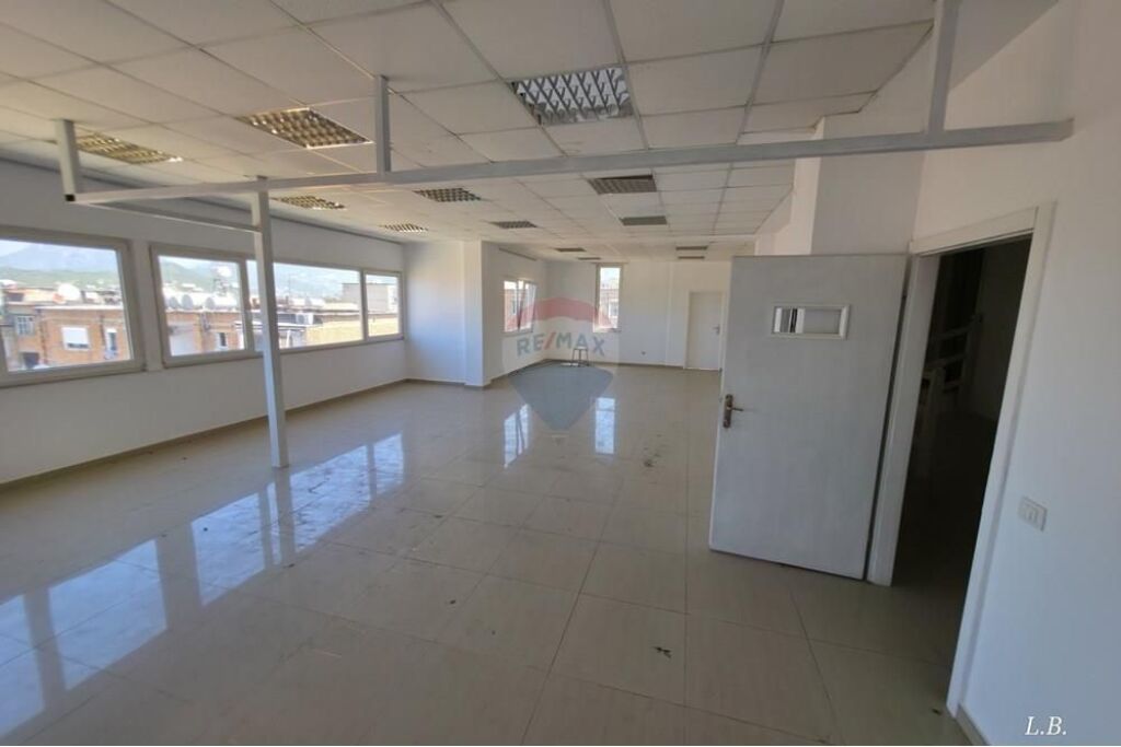 Ndërtesë - Për Qira - Rrethrrotullimi i Kinostudios, Tiranë(ID: 530221059-331)