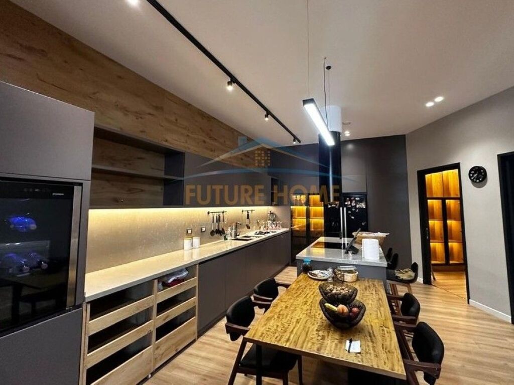 Appartamento di Lusso in Vendita 4+1+2+Veranda+Piscina+Posto Auto, Giardino Botanico, Tirana