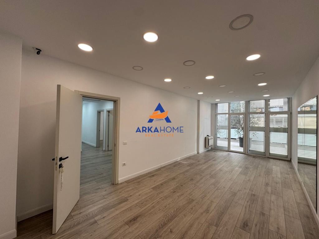 LOCALE UFFICIO IN AFFITTO 270M2 "KIKA 2, KOMUNA E PARISIT" 4000 EURO LORDI