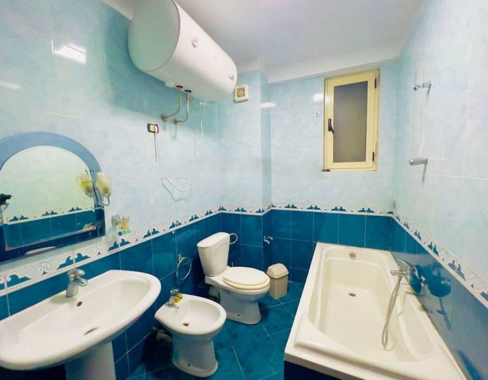 Apartment 2+1+2 at Komuna e Parisit!