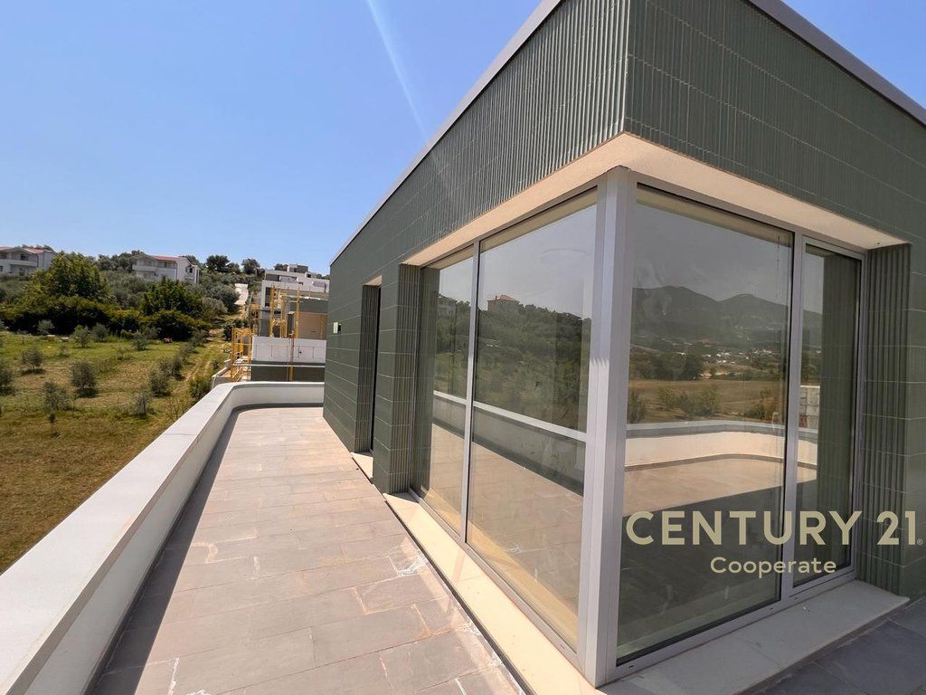 VENDIAMO VILLA A FARKË VICINO AL LAGO !