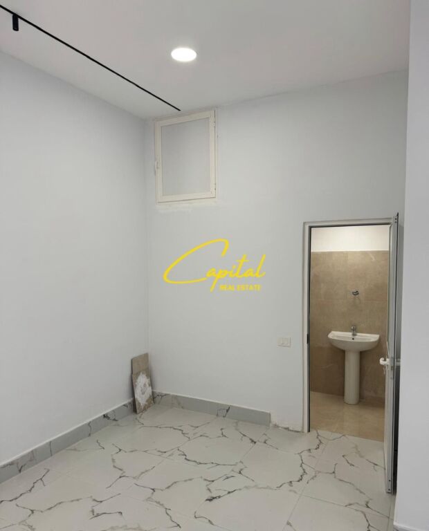 VENDITA AMBIENTE COMMERCIALE 38 M2 CENTRO 190.000 EURO