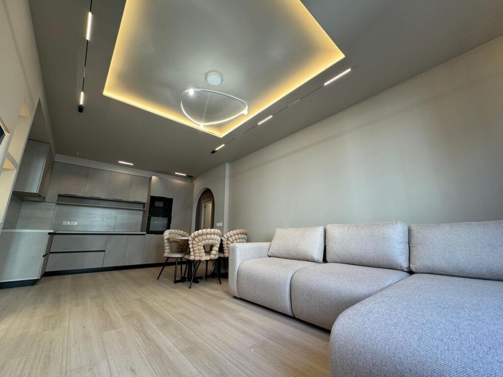 Komuna Parisit, tek lulishtja , japin me qira Super Apartament 2+1+2