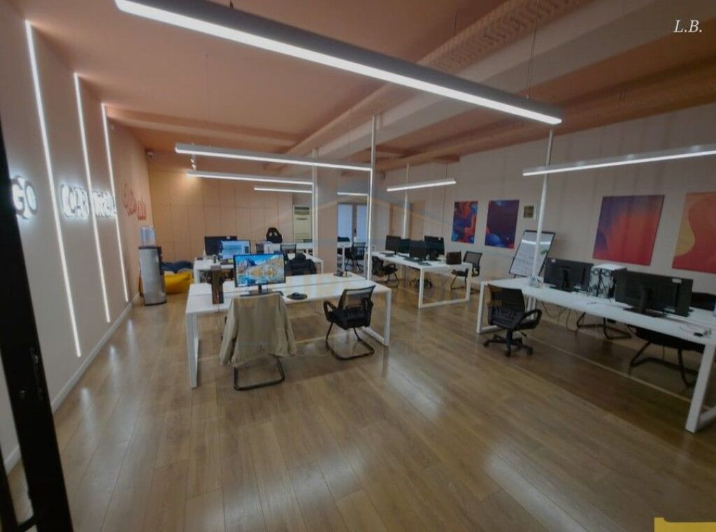 Jepet me Qira Zyrë 200 m² ne Rrugen Shkëlqim Fusha, Komuna e Parisit, Tiranë