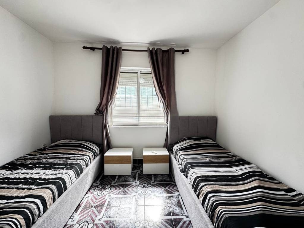 JAPIM ME QERA SHTEPI PRIVATE BUZE RRUGE NE DON BOSCO! 550 € /Muaj