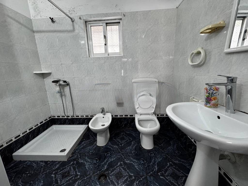 JAPIM ME QERA SHTEPI PRIVATE BUZE RRUGE NE DON BOSCO! 550 € /Muaj