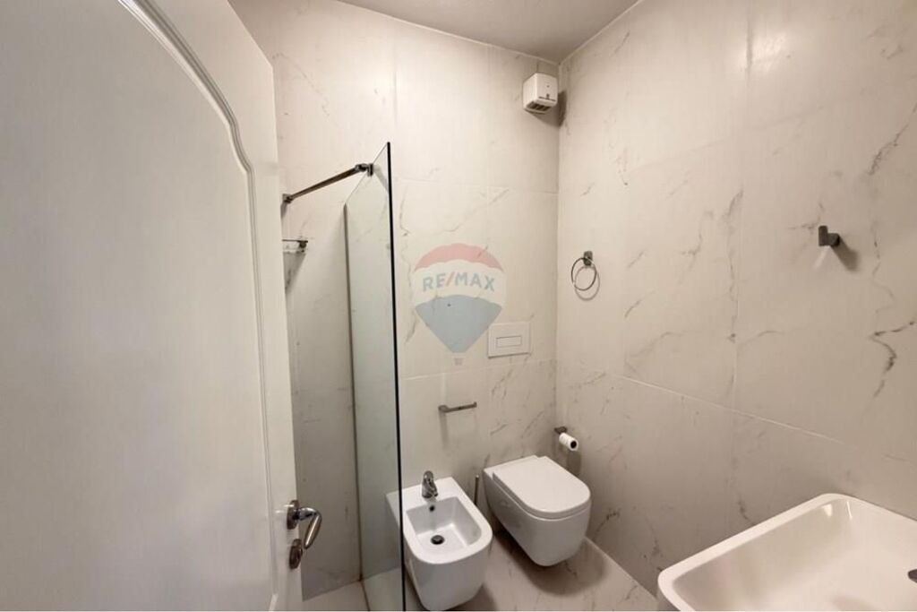 Apartament për shitje 2+1+2  pranë Pazarit të Ri   