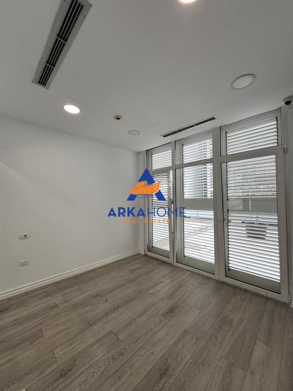 LOCALE UFFICIO IN AFFITTO 270M2 "KIKA 2, KOMUNA E PARISIT" 4000 EURO LORDI