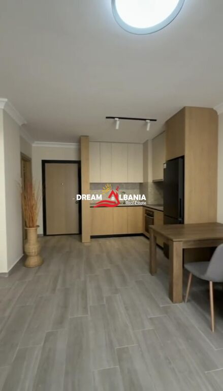 Jepet Apartament 1+1 me Qera ne fund te Rruges “5 Maji” ( ID 42111550 )