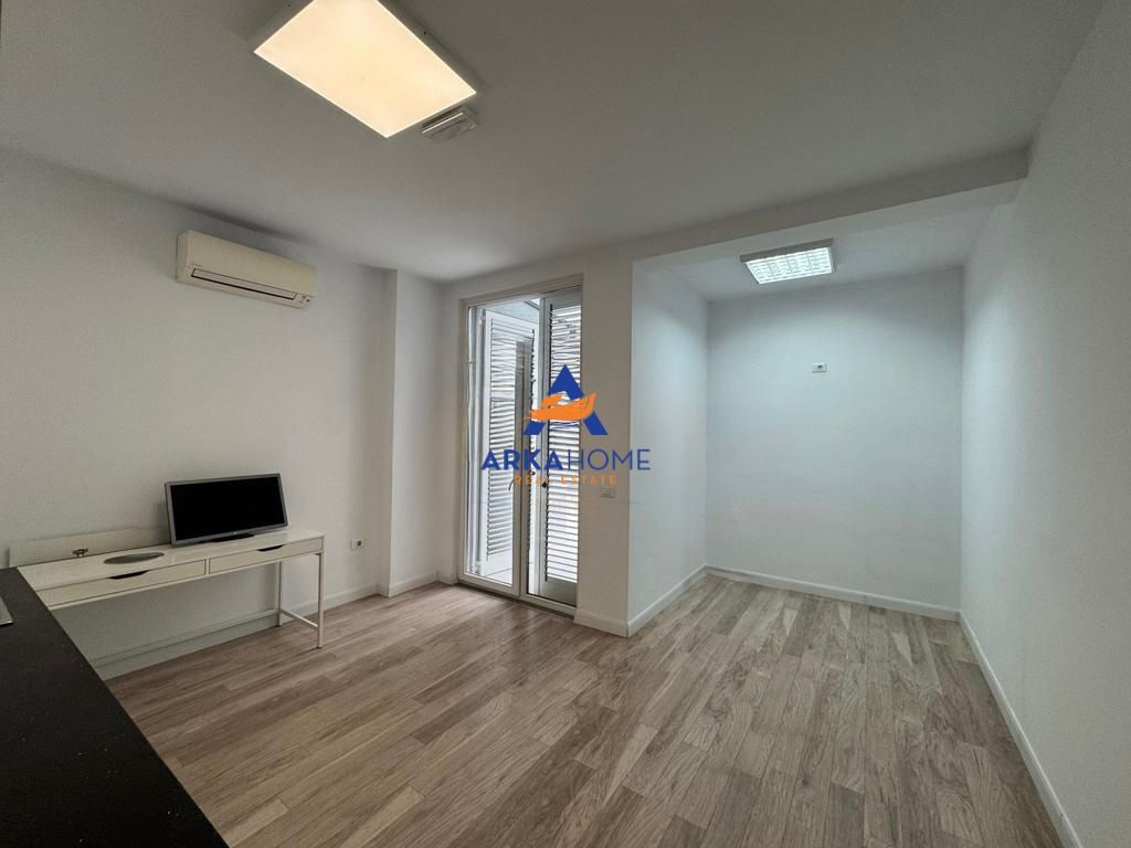 LOCALE UFFICIO IN AFFITTO 270M2 "KIKA 2, KOMUNA E PARISIT" 4000 EURO LORDI
