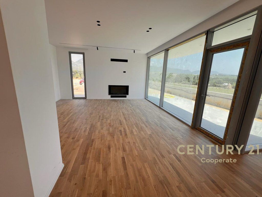 VENDIAMO VILLA A FARKË VICINO AL LAGO !