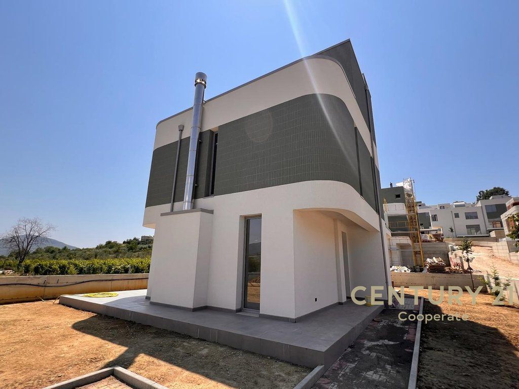 VENDIAMO VILLA A FARKË VICINO AL LAGO !