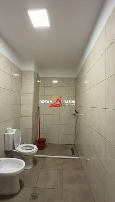 Jepet Apartament 1+1 me Qera ne fund te Rruges “5 Maji” ( ID 42111550 )