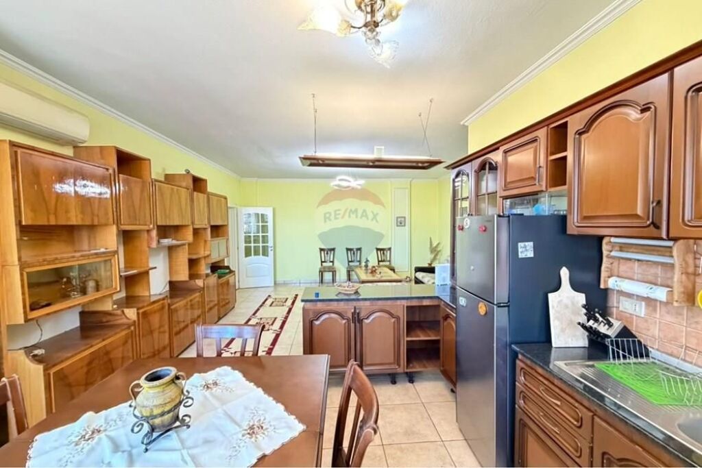 Apartament për shitje 2+1+2  pranë Pazarit të Ri   