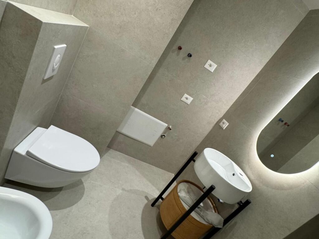 Komuna Parisit, tek lulishtja , japin me qira Super Apartament 2+1+2