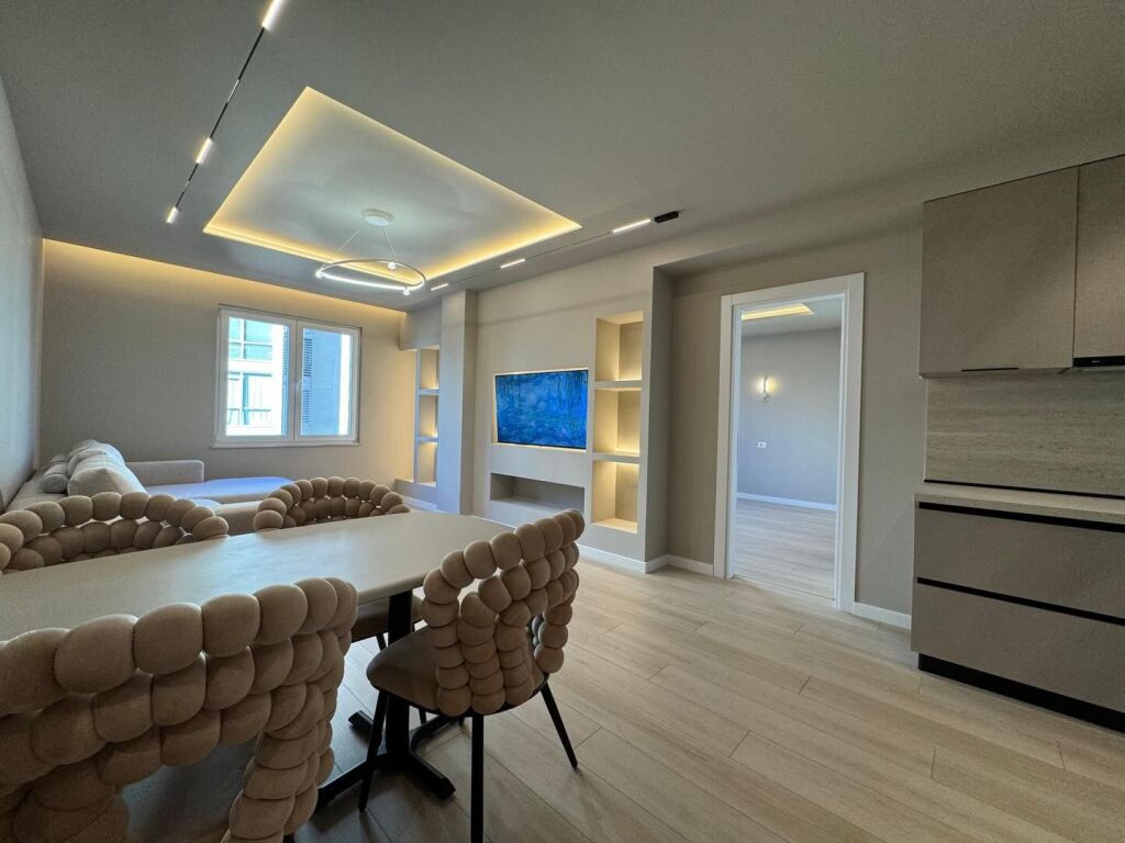 Komuna Parisit, tek lulishtja , japin me qira Super Apartament 2+1+2