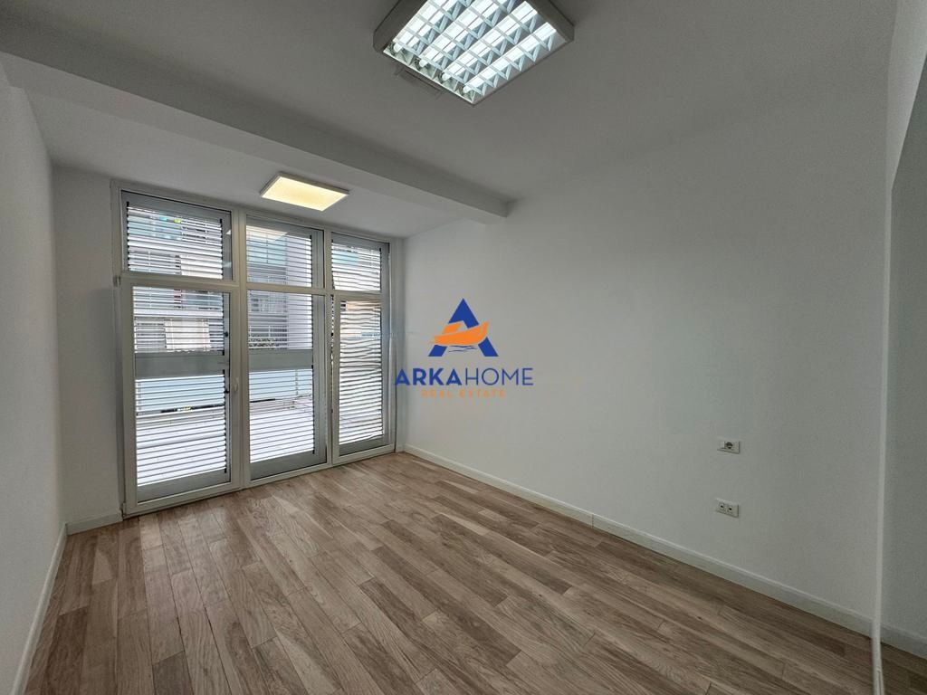 LOCALE UFFICIO IN AFFITTO 270M2 "KIKA 2, KOMUNA E PARISIT" 4000 EURO LORDI