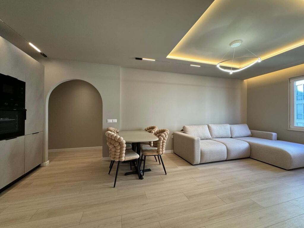 Komuna Parisit, tek lulishtja , japin me qira Super Apartament 2+1+2