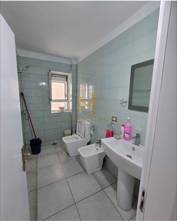 VENDESI APPARTAMENTO 2+1+2 BAGNI VICINO AL CENTRO AL MUSEO DI DURAZZO !