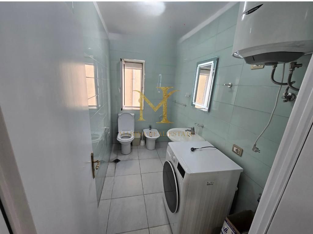 VENDESI APPARTAMENTO 2+1+2 BAGNI VICINO AL CENTRO AL MUSEO DI DURAZZO !