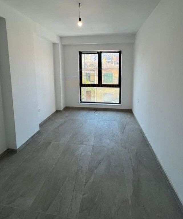 Affitto, Locale commerciale, Myslym Shyri