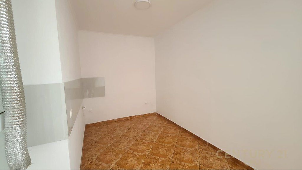 Edificio di 3 piani con cortile in affitto – vicino al Commissariato N. 1 1.850 € /Mese