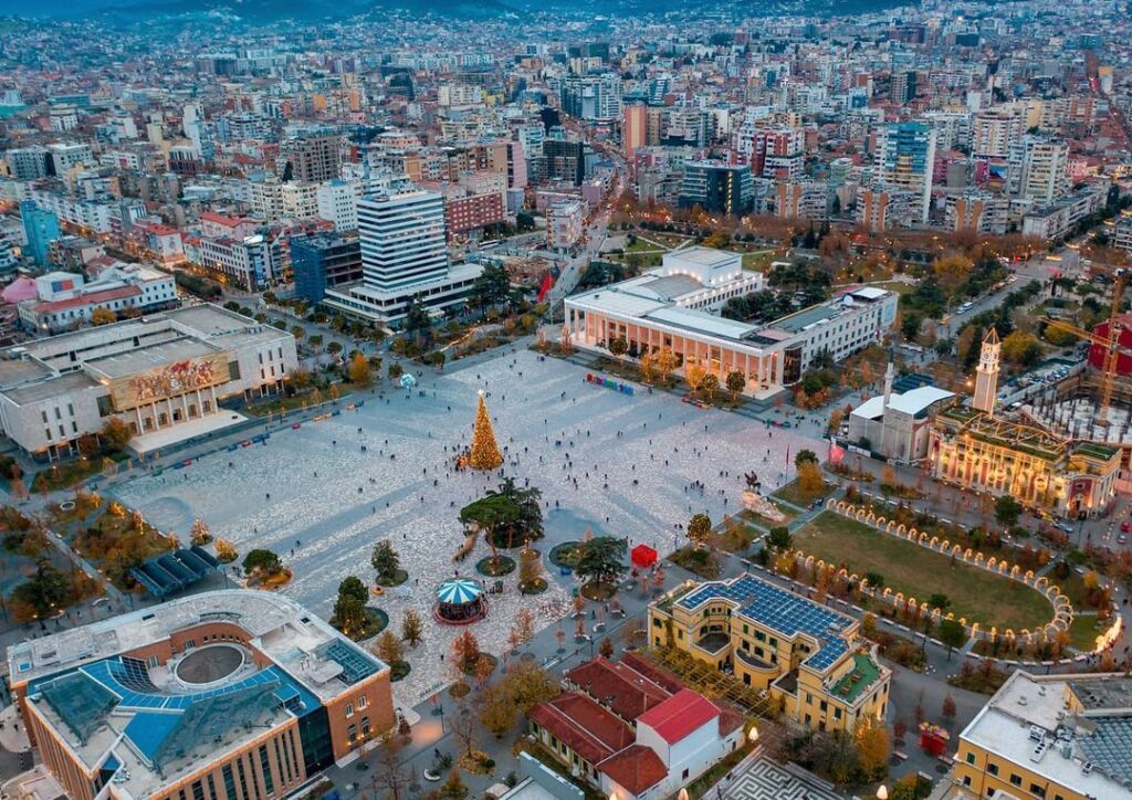 EKSKLUZIVE!!! SHITET APARTAMENT 2+1+BALLKONE " QENDËR " 300.000 EURO (I DISKUTESHËM)