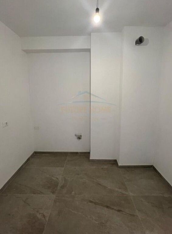 Affitto, Locale commerciale, Myslym Shyri