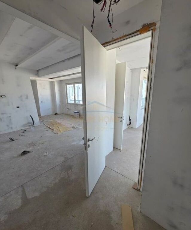 In vendita, Appartamento 1+1+2, presso l'ex Esposizione, Tirana