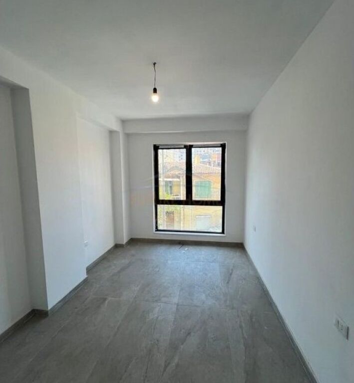 Affitto, Locale commerciale, Myslym Shyri