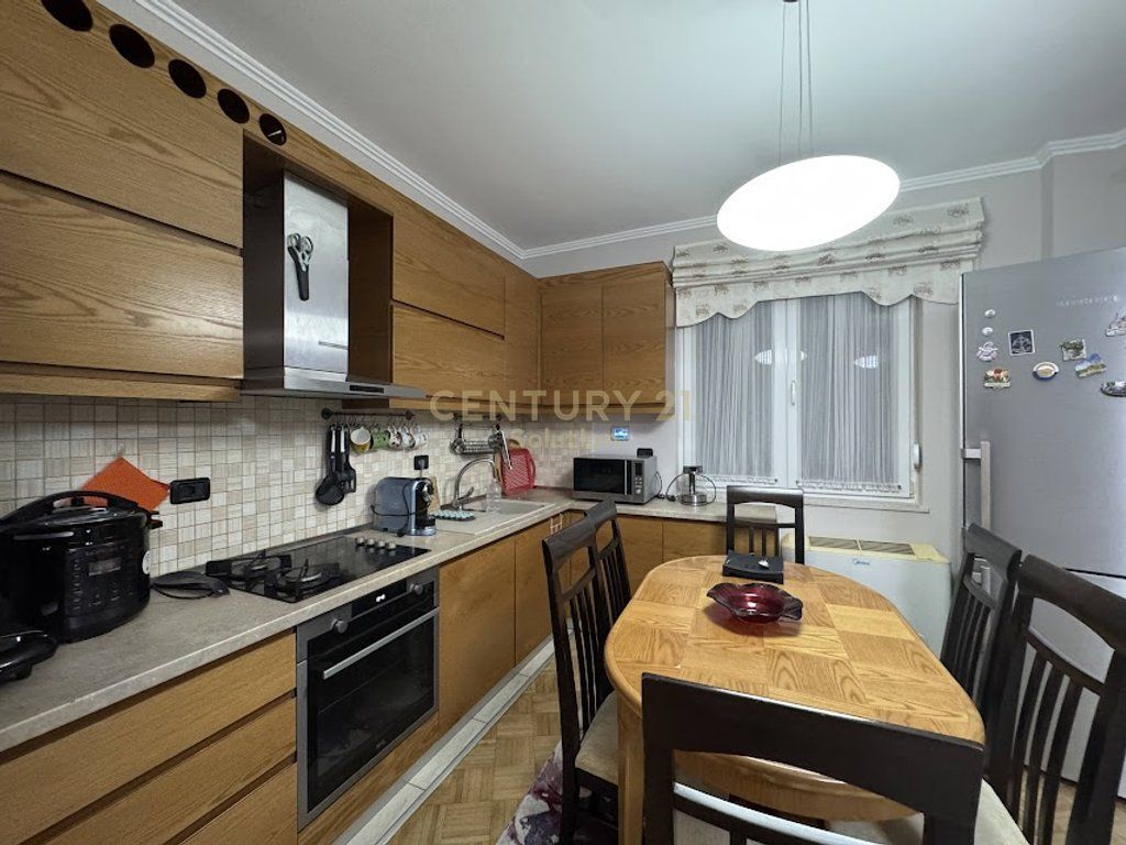 JAPIM ME QIRA 2+1 PRANE POSTES NR. 8 1,000 € /Muaj