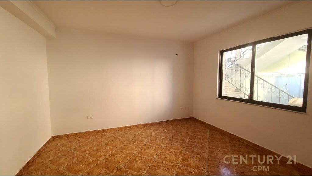 Edificio di 3 piani con cortile in affitto – vicino al Commissariato N. 1 1.850 € /Mese