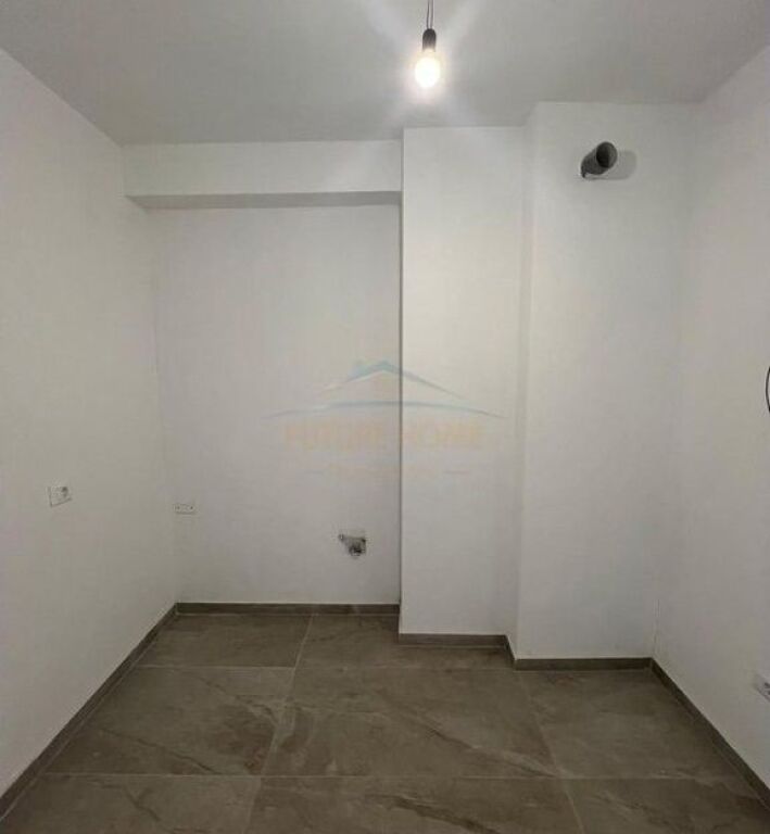 Affitto, Locale commerciale, Myslym Shyri
