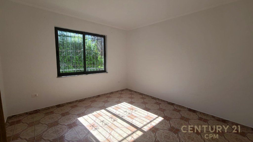 Edificio di 3 piani con cortile in affitto – vicino al Commissariato N. 1 1.850 € /Mese