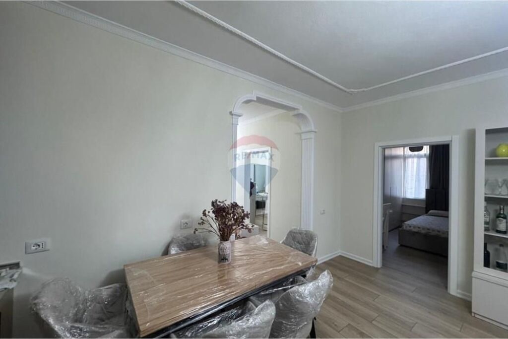 Apartament 3+1+2, Bulevardi Bajram Curri