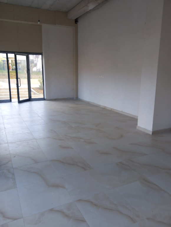 🏢 BUSINESS PREMISES FOR RENT – PORCELAIN AREA