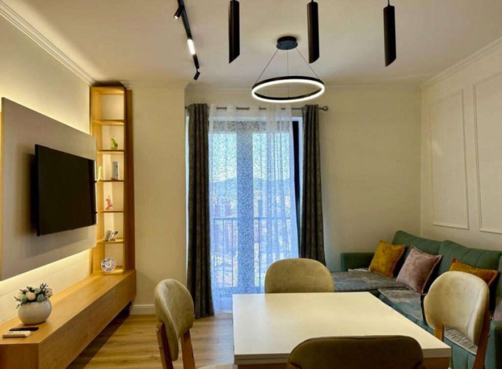 🏡 APARTAMENT 1+1 ME QIRA – RRUGA E KAVAJËS, QENDËR
