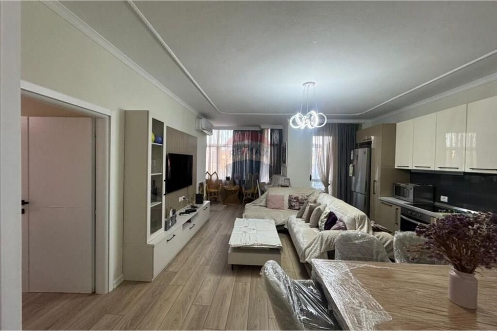 Apartament 3+1+2, Bulevardi Bajram Curri